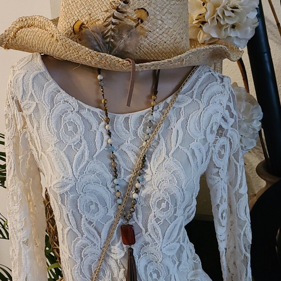 BEAUTIFUL CREAMY WHITE LACE LINED MIDI DRESS - Picture 5 of 16